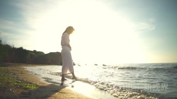 女性美健康浪漫的自由女人走砂日出触摸水慢动作