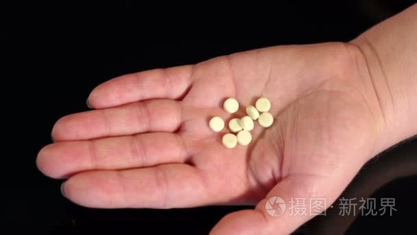 把药片在手中的女孩特写视频