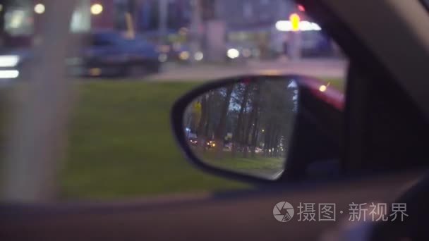 城市交通的汽车后视镜的视图视频