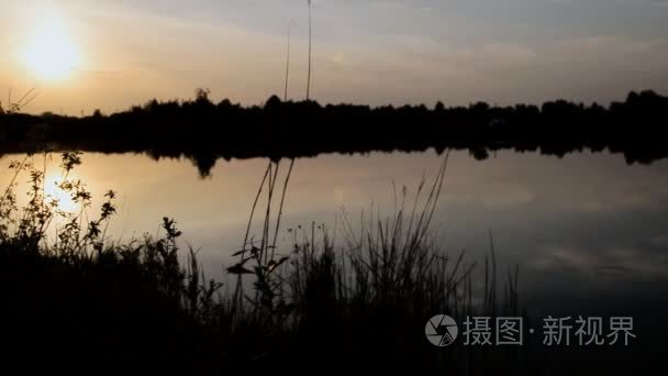 在夕阳的背景下湖