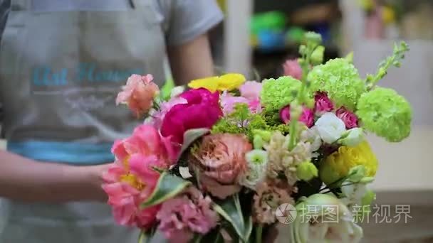 女性花店鲜花店安排花