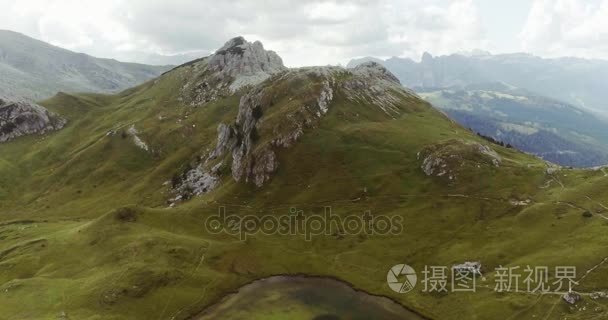 湖和绿云山峰视频