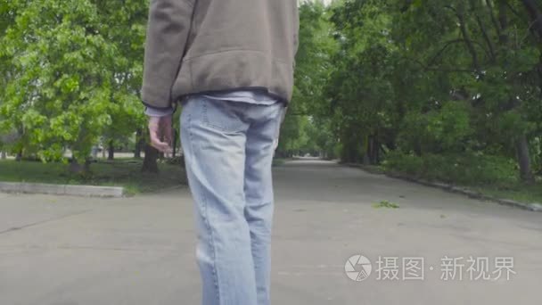 年轻的男子骑单车退潮视频