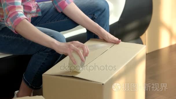 包装盒的女人手上视频
