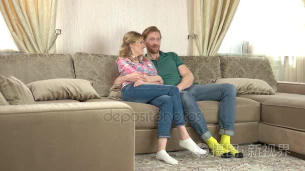 白种人夫妇坐在沙发上视频