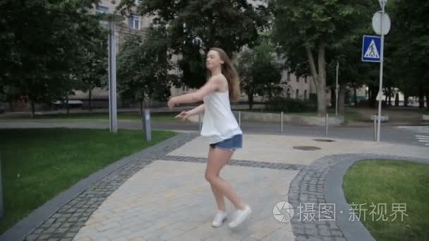 当代的白种人芭蕾舞街舞者女人城市在城市跳舞自由泳