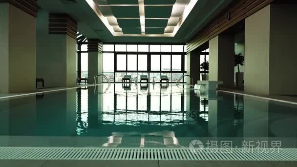 室内豪华酒店的空游泳池视频