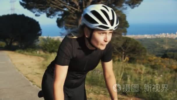 女子公路自行车选手在夕阳视频