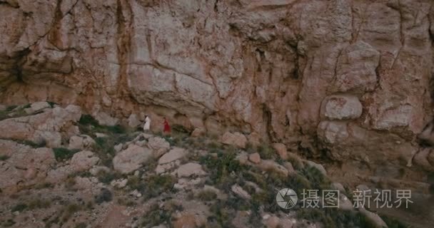 小冒险家探索悬崖和岩石视频
