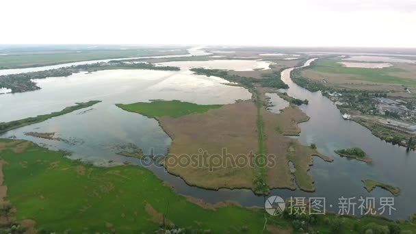 空中射击的 Dnipro 河流域和一个小的小岛在它在晴朗的一天