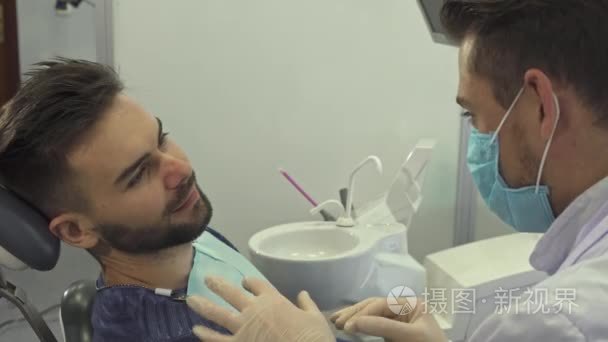 牙医讲解的东西到他的客户端视频