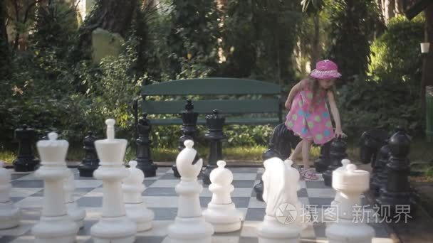 妈妈和小女儿在大自然中玩耍在大棋视频