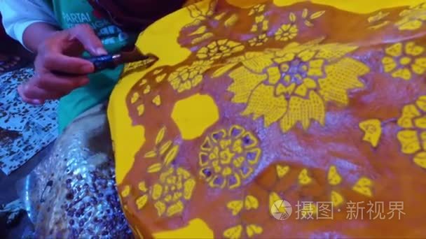 在印尼做蜡染布料绘画水颜色视频