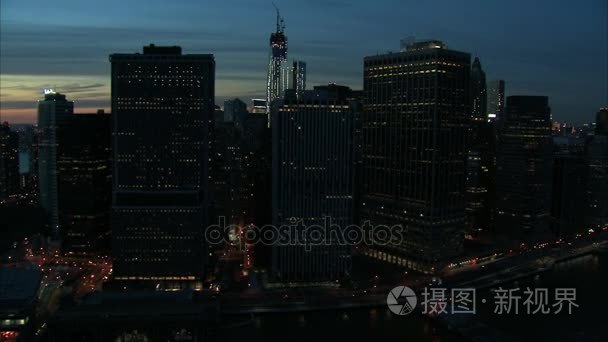 夜间的曼哈顿金融区空中视频