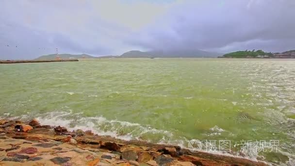 海浪波纹打破在岩石银行视频