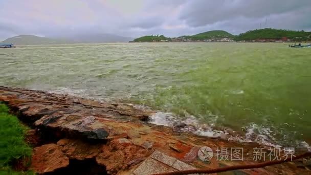 海浪波纹打破在岩石银行视频