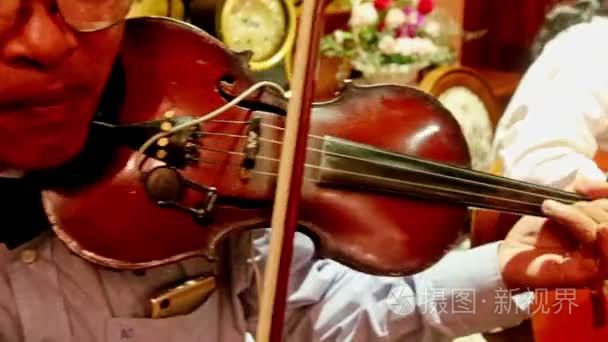 小提琴在吉他弹奏者背景音乐视频