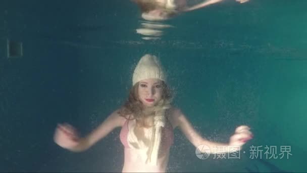 水下拍摄的穿衣服的漂亮女孩视频