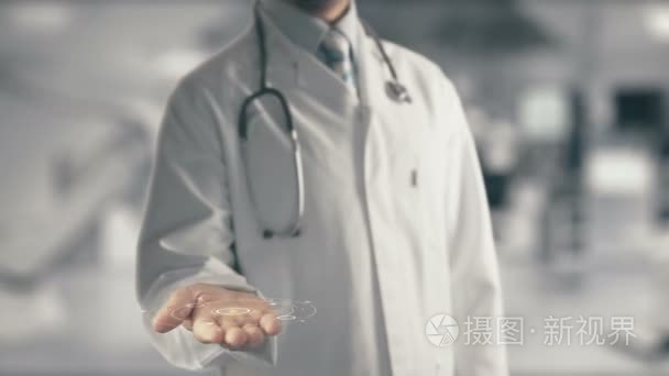 手拿远程医疗的医生视频