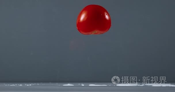 落在水面上的番茄视频