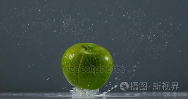 澳洲青苹落在水面上视频