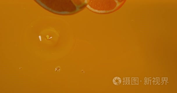橙色水果落入橙汁视频