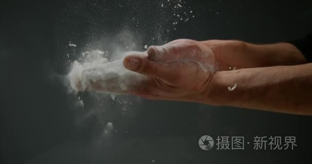 用面粉的男人的手视频