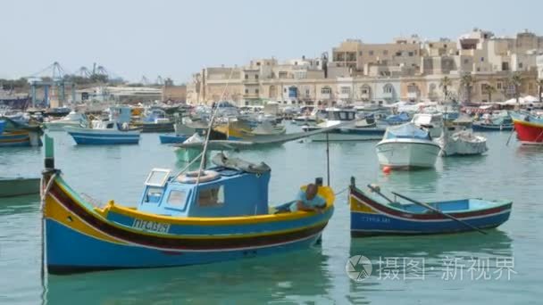 马尔萨什洛克，马耳他2016 年 7 月 6 日 美丽的钓鱼村建筑用彩色小船停泊在海湾