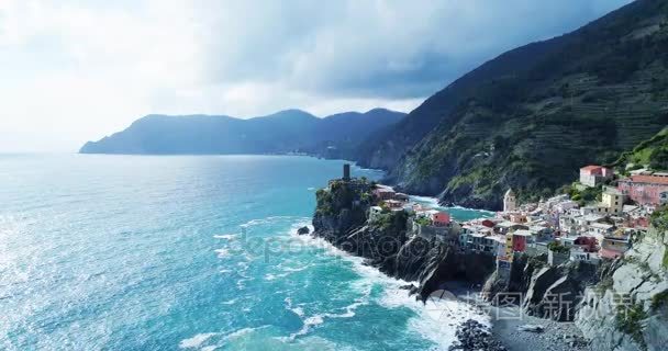 旅游地标目的地 Vernazza，地中海沿岸的一个小镇