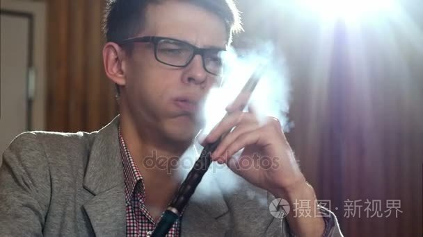 男人吸烟水烟和咳嗽视频
