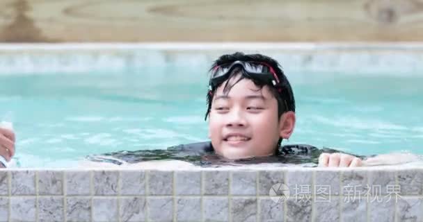 年轻的亚洲儿童玩乐在游泳池视频