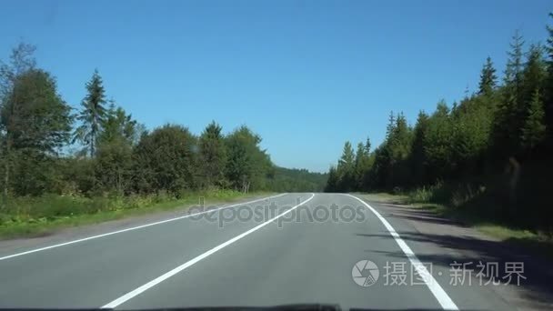 在山地景观道路上驾驶的车视频