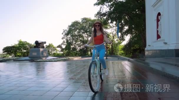女人骑自行车在城市中心视频