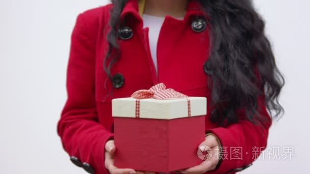 一个女人一盒在手中的一件礼物视频