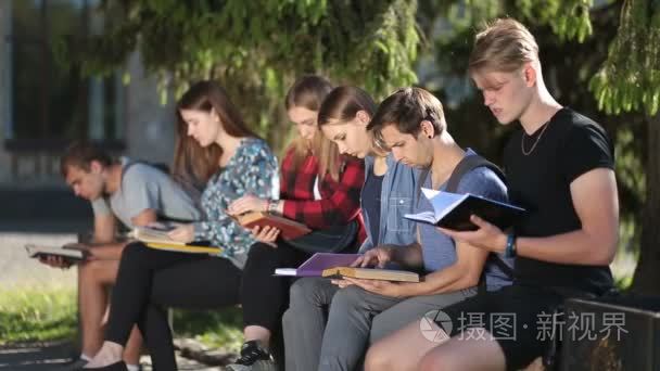 群大学生一起学习视频