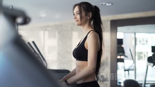 在健身房里锻炼的可爱女人视频