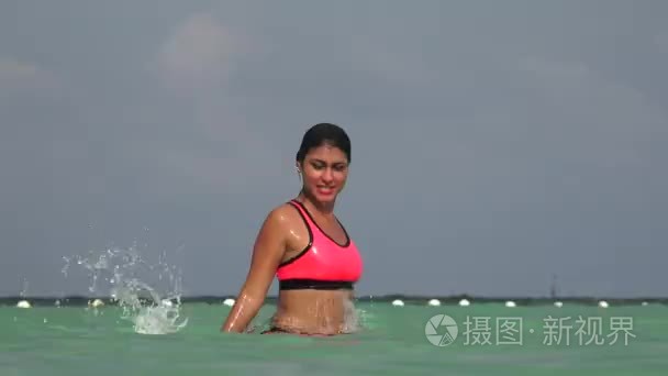 女子游泳运动员在水中视频