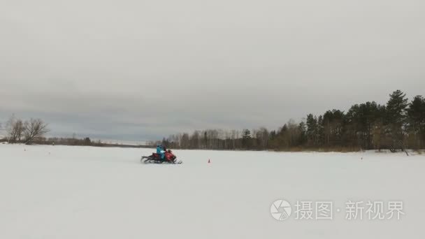 赛车在雪地上视频