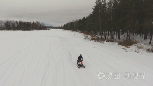 赛车在雪地上视频