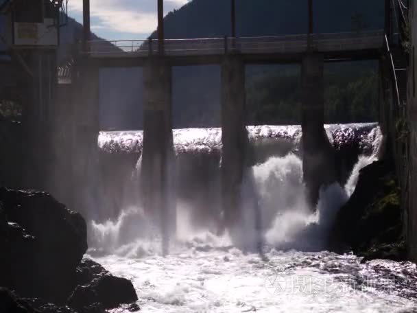 在瀑布下老水电站沸腾的水视频