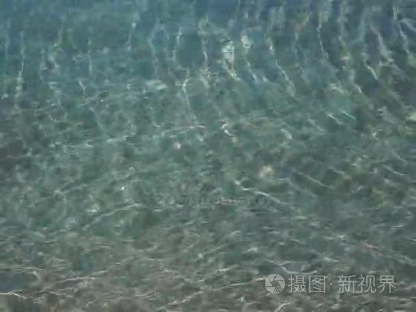 清澈的山间河流与太阳斑上水视频