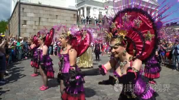 妇女在狂欢节服饰桑巴狂欢节期间在城市的街道上跳舞视频