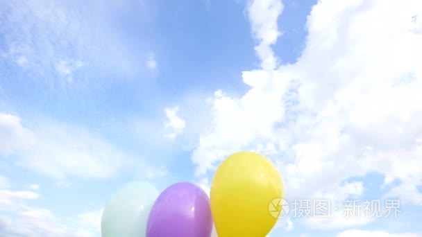 在蓝色天空背景多彩气球视频