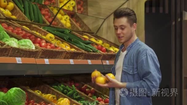 家伙买水果和蔬菜在超市视频