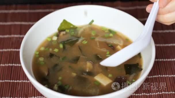 味噌汤吃用筷子和白勺的特写视频
