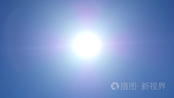 太阳在蔚蓝天空中移动视频