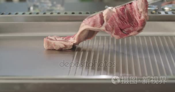 肉类烹调上户外烧烤板视频