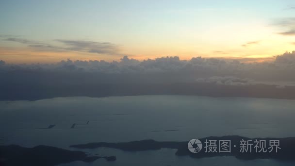 查看从飞机窗口上的高山和海洋