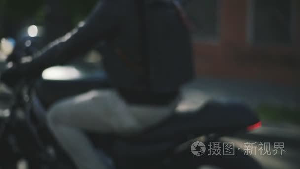 男子骑摩托车在夏天视频