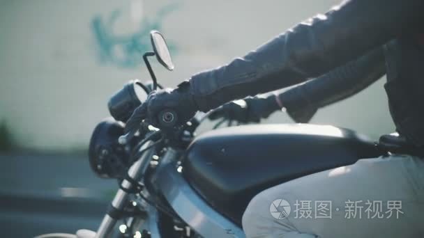 男子骑摩托车在城市视频
